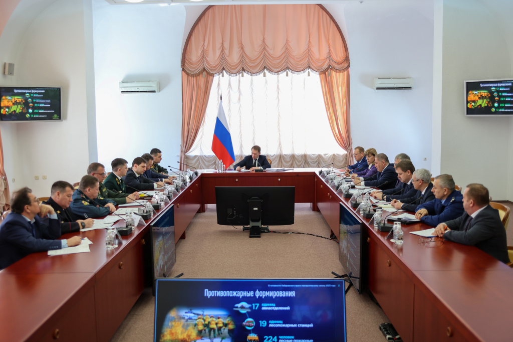Подготовка к пожароопасному сезону и строительство дамб: Александр Козлов посетил Хабаровский край